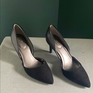 Classic Black Stiletto Heels with Pointed Toe bandolino
